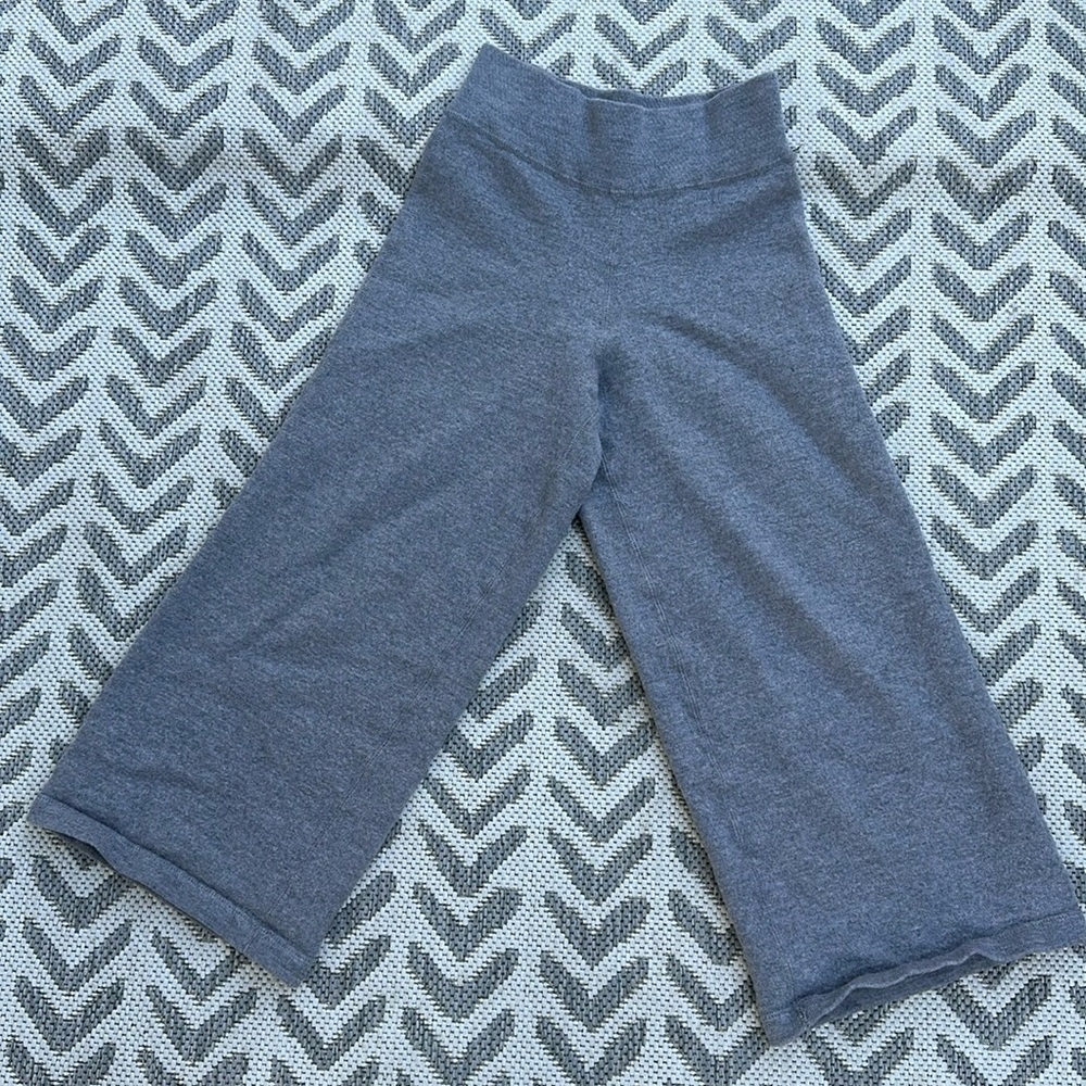 Community Aritzia  100% wool XXS  Goucho/open wide leg cropped